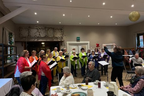 Chor singt mit Dirigent