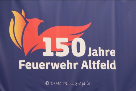 Bild zeigt ein Banner mit der Aufschrift 150 Jahre Feuerwehr Altfeld
