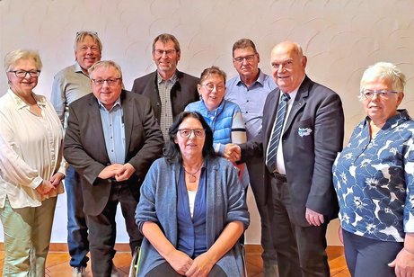 Gratulation für die neue Vorstandschaft: (v.l.) Monika Hofbauer, Armin Ebner, 2.Bürgermeister Raimund Vogl-Haynthaler (Kößlarn), Bürgermeister Günter Straußberger (Rotthalmünster), Anita Nöhmeier, Achim Zimmermann, Referent Josef Fürst, Gertraud Gratulation für die neue Vorstandschaft: (v.l.) Monika Hofbauer, Armin Ebner, 2.Bürgermeister Raimund Vogl-Haynthaler (Kößlarn), Bürgermeister Günter Straußberger (Rotthalmünster), Anita Nöhmeier, Achim Zimmermann, Referent Josef Fürst, Gertraud Kaseder und (vorne) Christine Kukua. Es fehlt Doris Hofer