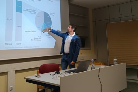 Kreisgesch&auml;ftsf&uuml;hrer Steve Metz erkl&auml;rt eine Statistik