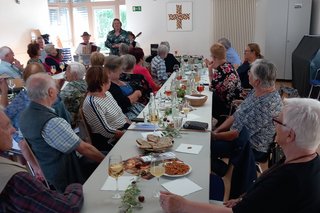 Guter Wein Schmalz und Brot und Gemütliches Zusammensein