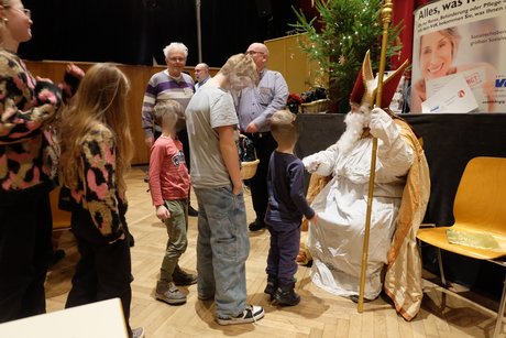 Der Nikolaus beschenkt die Kinder
