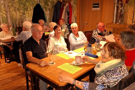 Fröhliche Teilnehmer bei der Muttertags- und Maifeier Fröhliche Teilnehmer bei der Muttertags- und Maifeier