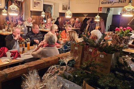 Die Gäste der Weihnachtsfeier tauschen sich aus Man sieht die Gäste im Austausch