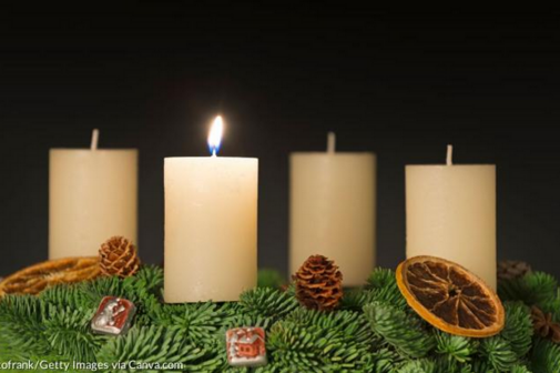 Adventskranz auf dem die erste Kerze brennt
