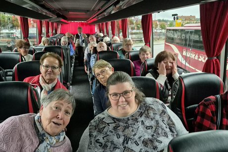 Tagesfahrt Ansbach Viele Personen im Bus