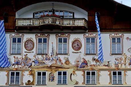 Bild des Geburtshauses von Ludwig Thoma mit wunderschöner Lüftlmalerei