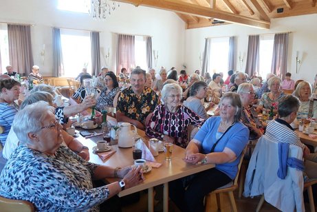 G&auml;ste der Muttertags- und Vatertagsfeier im Saal des Gasthauses Doll