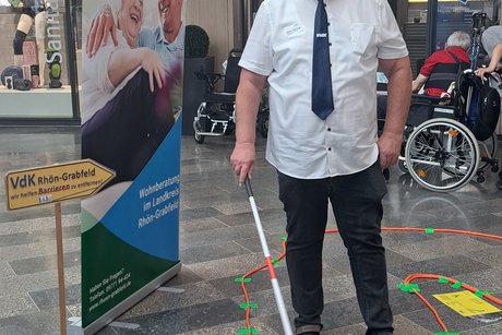 Sehbehindertenparcours mit Dieter Wirsing Mann mit Blindenstock