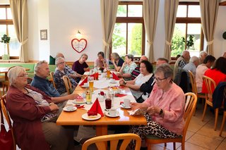 Gäste des Muttertagskaffees im Gasthaus Knott