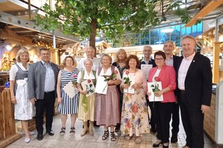 Foto:(Walter Nirschl): Doris Werner (LRA Regen), Andreas Kroner (1.Bürgermeister Stadt Regen), Petra Kasparbauer, Monika Besier, Johann Ippisch, Edeltraud Scholz, Sylvia Scheuenpflug, Elisabeth Ertl, Willi Kagerbauer, Andrea Plenk, Ronny Raith (Landrat) und Helmut Plenk