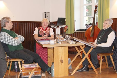 Die musikalische Umrahmung durch die Köschinger Fortbergmusikanten mit Renate Biehler, Claudia Katzmüller und Rudi Feig fand großen Anklang