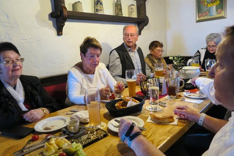 Weißwurstfrühstück Die Teilnehmer lassen es sich schmecken