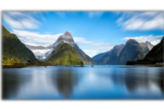 Bild zeigt atemberaubende Landschaft mit Berg und See