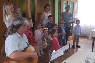 Kinder singen für die Gäste