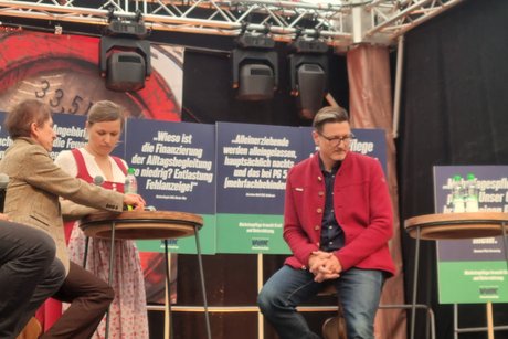Auschnitt aus der Podiumsdikussio auf der B&uuml;hne des Festzelts