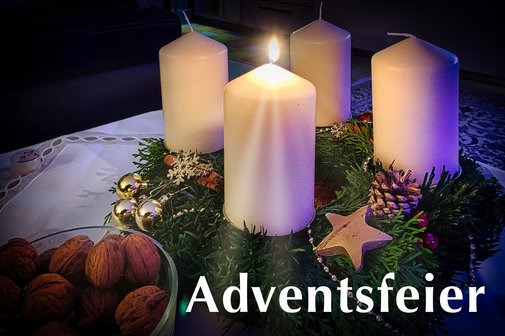 Adventskranz mit brennender Kerze