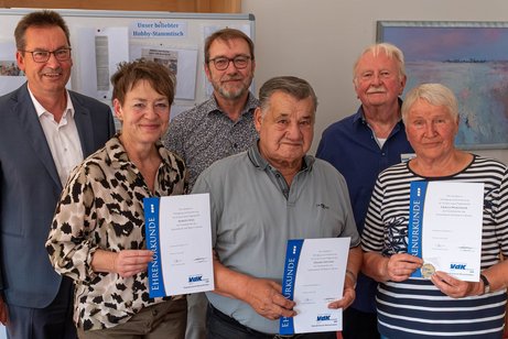 Erinnerungsfoto mit den Geehrten (von links) 1. Bügermeister Hubert Fischer, Marlis Noll (25 Jahre), Kreisgeschäftsführer Frederic Fuchs, Erhard Nissner ( 25 Jahre), 1. Vorsitzender Karl-Heinz Heberle, Ursula Wurzinger (25 Jahre) Erinnerungsfoto mit den Geehrten (von links) 1. Bügermeister Hubert Fischer, Marlis Noll (25 Jahre), Kreisgeschäftsführer Frederic Fuchs, Erhard Nissner ( 25 Jahre), 1. Vorsitzender Karl-Heinz Heberle, Ursula Wurzinger (25 Jahre)