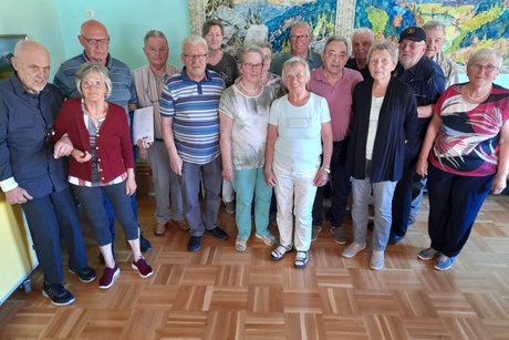 Abgebildet sind die Jubilare mit der Ortsvorsitzenden