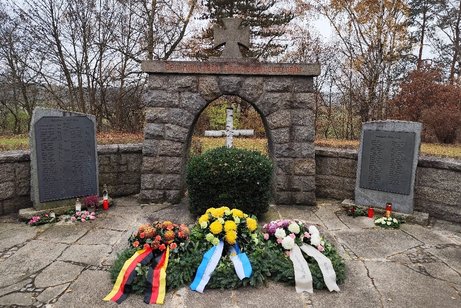 Kriegerdenkmal mit abgelegten Kränzen