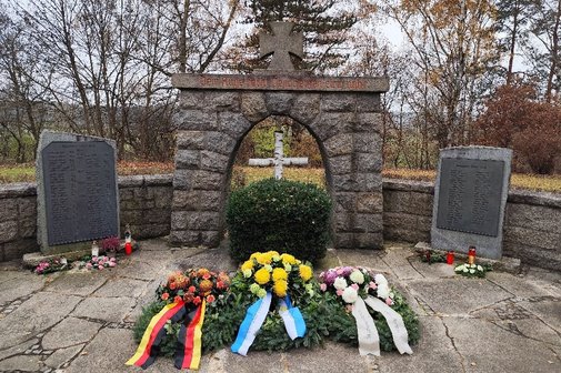 Kriegerdenkmal mit abgelegten Kränzen