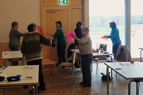 Vorsicht Sturz im Alter Bild zeigt Teilnehmer bei einer Übung