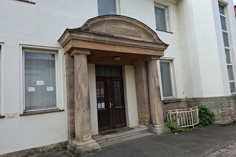 Eingangsportal der ehemaligen Verwaltung