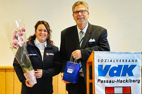 Der Vorsitzende G&uuml;nter Hellwig &uuml;bergibt ein Geschenk an Susanne Kiefel vom Malteser Hilfsdienst