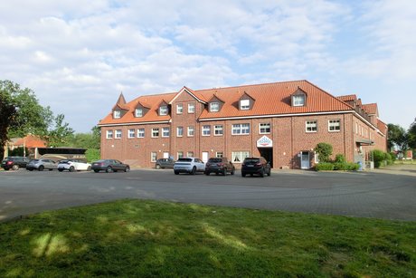 Rückseite mit Parkplatz, des Sporthotel Middelpunkt in Aurich.