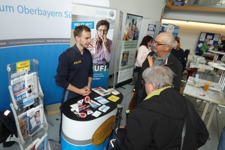 Foto 2 Messe Stand Über diverse Lebensbereiche konnten sich die rund 3500 Besucher der 4. Seniorenmesse „60aufwärts!“ im Annette-Kolb-Gymnasium bei rund 120 Ausstellern und in fast 70 Vorträgen informieren. Der Schwerpunkt lag dabei auf den Bereichen Gesundheit und Soziales. Nicht nur Senioren über 60 nutzten die vielfältigen Angebote und informierten sich.