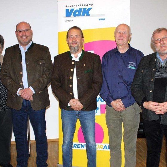 Neuen Vorsitzenden gefunden: (von links) Sozialberater Benedikt Grotegut, Kreisvorsitzende Marianne Keuschnig und Kreisgesch&auml;ftsf&uuml;hrer Dirk Mehl vom VdK-Kreisverband Rosenheim gratulieren dem neugew&auml;hlten Vorstand des VdK-Ortsverbands Bad Feilnbach-Au mit Andreas Seebacher, Walter Iglhaut und Peter Strim. &copy; strim