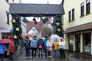 Einige Teilnehmer der Nikolausfahrt am Eingang zum Weihnachtsmarkt