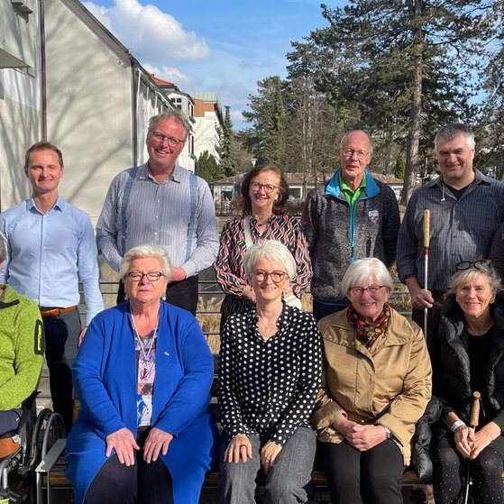 Zu sehen ist die neue Vorstandschaft des Ortsverbandes T&ouml;lzer Land vor dem Geb&auml;ude des BSW-Hotal Isarwinkel.