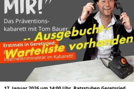 Mann mit Hut h&auml;lt lachend den Telefonh&ouml;rer in der Hand