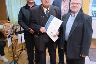 v. l. Pfarrer Edmund Grömer, Jubilar Werner Bittner (30 Jahre), Bürgermeister Christian Brunner, Ortsvorsitzender Rudolf Daum