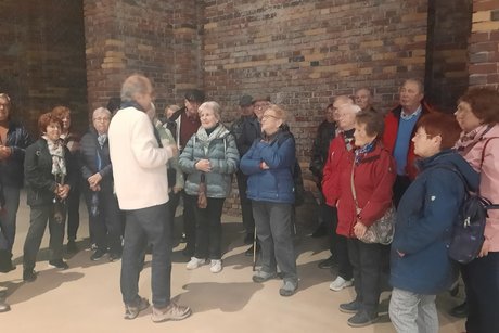 Während der Führung im Doku-Zentrum Aufgeteilt in zwei Gruppen erfuhren die Kitzinger VdK`ler die wichtigsten Einzelheiten der Geschichte des Hauses