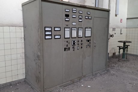 Elektronisches, raumhohes Bauteil