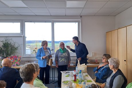 Auf dem Bild zu sehen sind Therese Englert und Lorette Weiß mit BGF Herrn Vetter