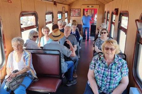 Abgebildet sind die Reiseteilnehmer in der Schmalspurbahn "Molli"