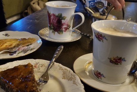 Auf dem Bild sieht man eine Kaffeetafel