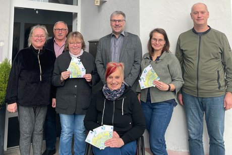 Hintere Reihe von links: Dr. Eva Schicker (SHG), Georg Brand, Monika Selch (Sternenkinder), Martin Kneidl und Susanne Lehner (Hospizdienst), VdK Kreisgeschäftsführer Thomas Döhler und davor Martina Sötje von der SHG Behinderte-Nichtbehinderte