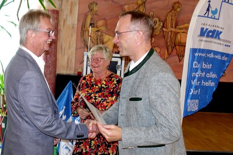 B&uuml;rgermeister P&ouml;tzsch (re) gratuliert Vorsitzenden Wolfgang Mikolajetz zu 10 Jahren ehrenamtliches Engagement im VdK