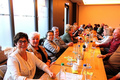 Teilnehmer bei Kaffeetreffen