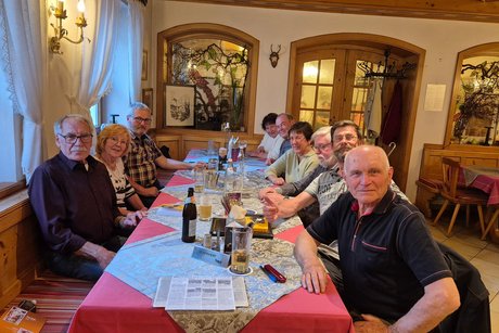 3 Frauen und 6 Männer am Tisch