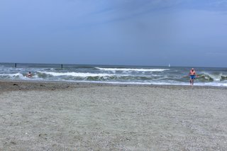 Auf dem Bild: Zwei Mutige im Badeanzug kommen aus der Nordsee.