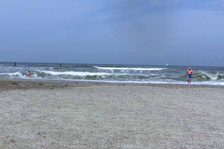 Auf dem Bild: Zwei Mutige im Badeanzug kommen aus der Nordsee.