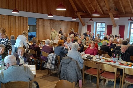 Der Saal füllt sich. .