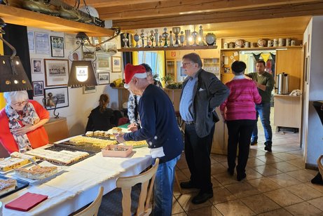 Ein Mitglied verkauft Bienenstich, Quark- und Kirschkuchen und G&auml;ste holen ihn ab