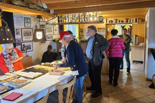 Ein Mitglied verkauft Bienenstich, Quark- und Kirschkuchen und G&auml;ste holen ihn ab