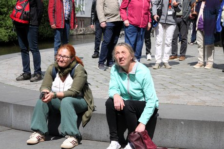Zwei Teilnehmerinnen ruhen sich bei der Stadtf&uuml;hrung aus.